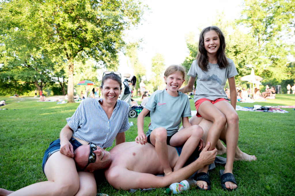 Familie entspannt im Park.