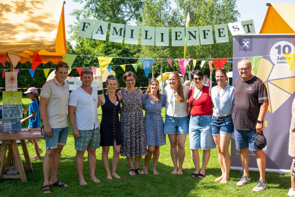 Menschen feiern ein Familienfest im Freien.