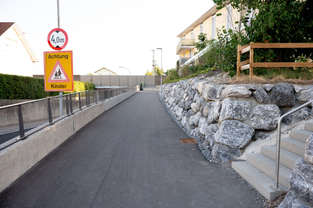 Das Bild zeigt den breiten Geh- und Radweg Heufurtweg in Lauterach.