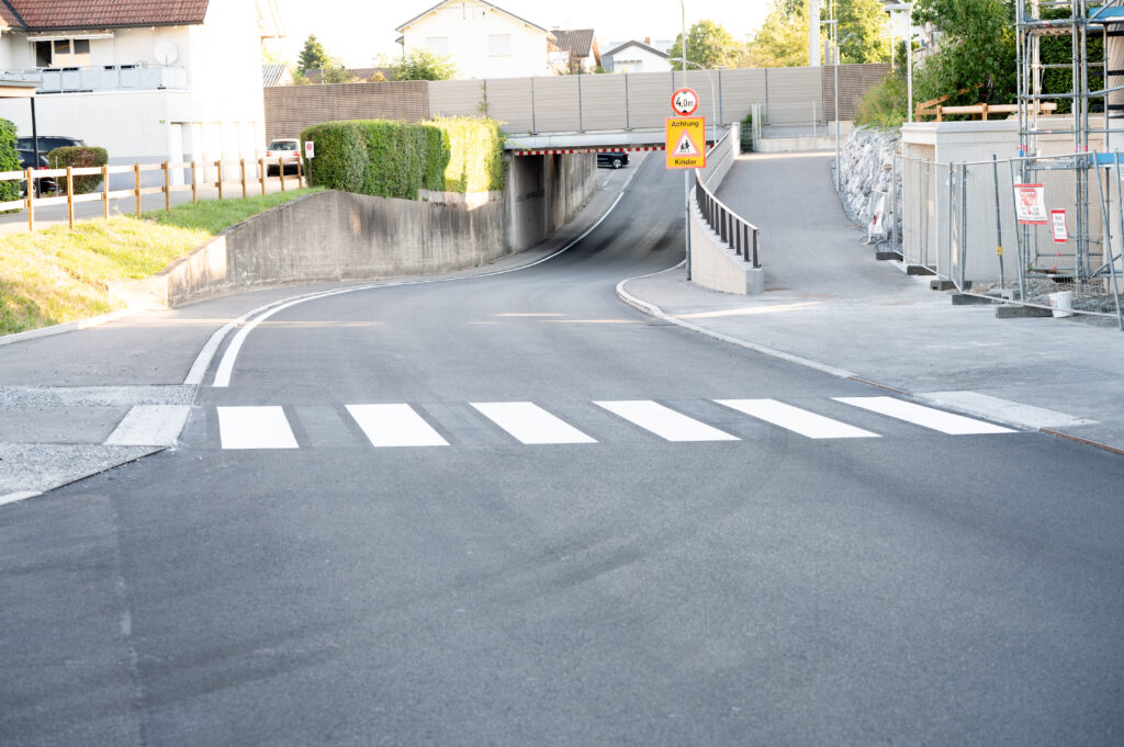 Das Bild zeigt den neuen Fußgängerübergang auf der Unterfeldstraße