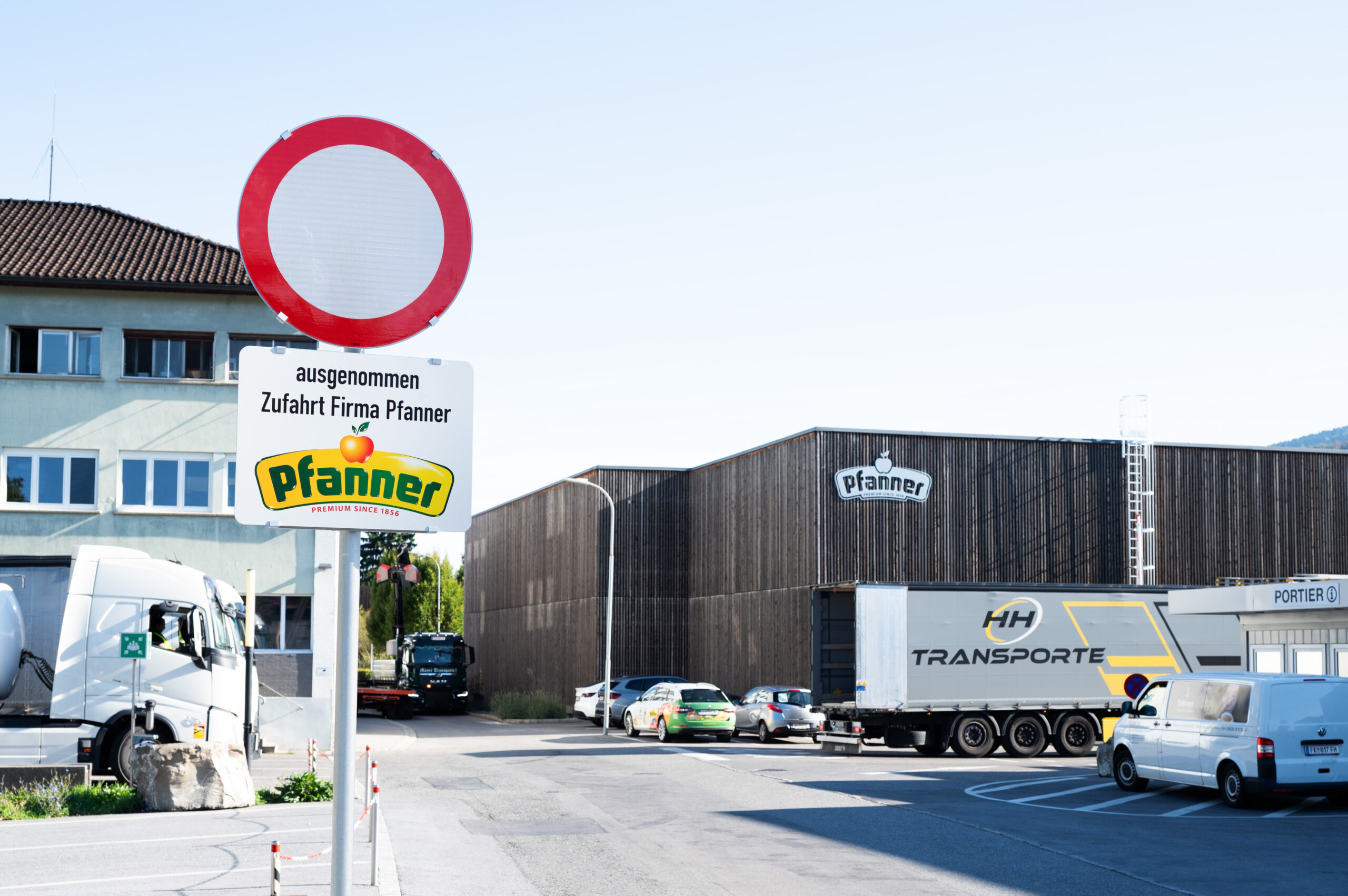 Das Fahrverbotsschild mit der Zusatztafel mit Aufschrift „ausgenommen Zufahrt Firma Pfänner steht in der Hoheneggerstraße.