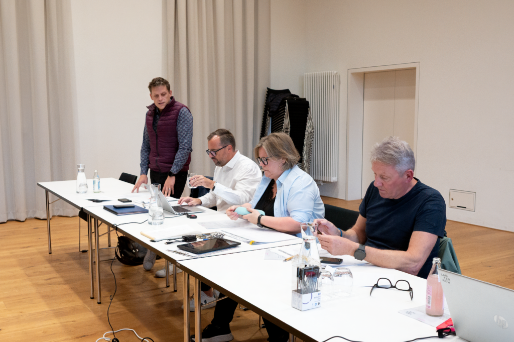 Gemeinderat Matthias Österle, Markus Kirschner (Abteilungsleiter Öffentlichkeitsarbeit und Marketing), Martina Berneker, Armin Thurner sitzen an einer Tafel nebeneinander.