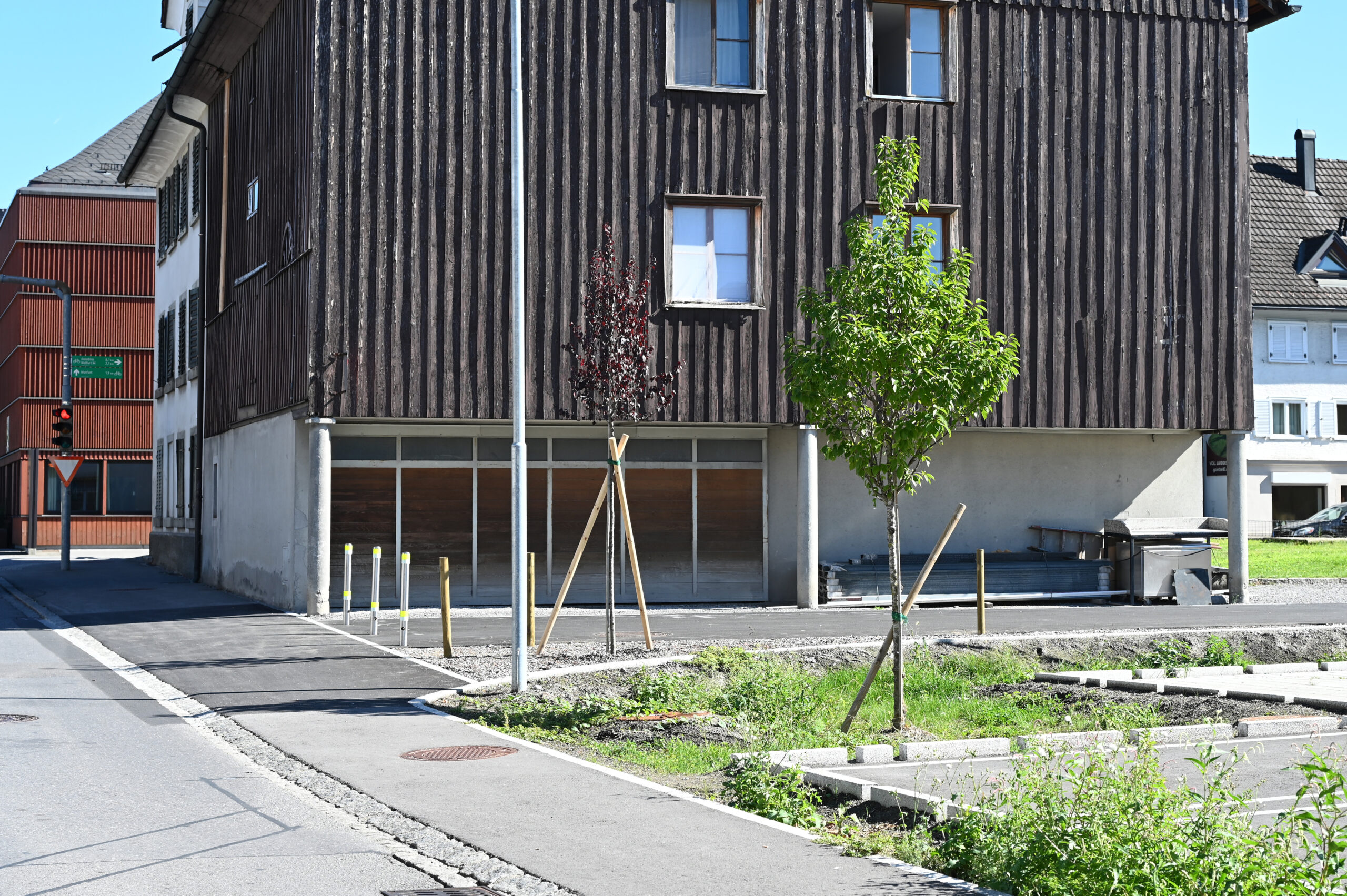 Gebäude mit einer Straße und Begrünung
